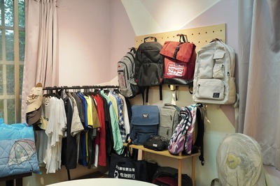 觀照園Showroom提供各式衣物、包包及不同尺碼鞋款，供觀照園住民集點兌換。
