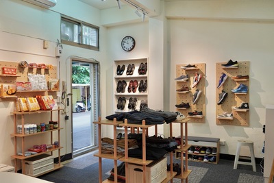 觀照園Showroom提供各式衣物、包包及不同尺碼鞋款，供觀照園住民集點兌換