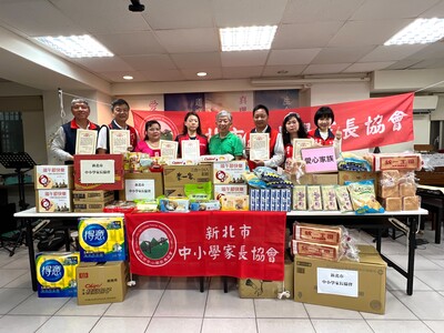 新北市中小學家長協會將物資親自送往新北小衛星據點，由基督教中華循理會土城教會郭朝信牧師(綠衣者)代表接受。