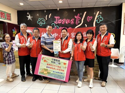 新北市中小學家長協會理事長董耀琮(右4)率協會夥伴送關懷物資至台北基督教臺灣貴格會清水教會，由莊文和牧師(左4)代表接受。