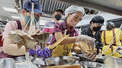 眾能創新協會志工們於黎明技術學院中央廚房合力包肉粽。