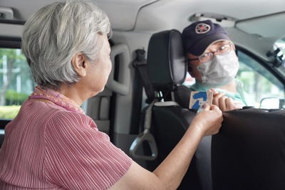 民眾欲搭乘「新北敬老愛心計程車」，可使用電話或APP叫車，每趟次最高扣抵65點