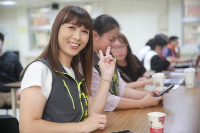 三重過田里長林鳳秋對學習新事物很有興趣，相揪社區姐姐妹妹們一起參加課程。