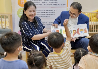 市長侯友宜讀故事繪本給孩子們聽