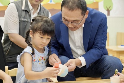 市長侯友宜與孩子DIY裝飾陶土盆器