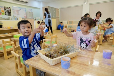 鶯歌鳳鳴公共托育中心可收托40名0-2歲嬰幼兒，今(3)日14時30分開放網路報名，公托結合鶯歌在地陶瓷特色，將文化元素融入教學及手作課程。
