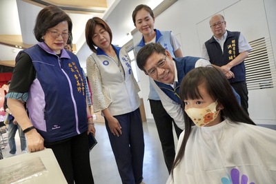 5歲的吳小妹和大家說到，第一次捐髮很興奮。