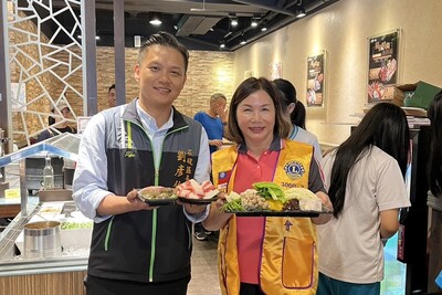 蓮新獅子會林玉玲會長(右)、石碇區長劉彥伯(左)為兒少上菜送關愛。