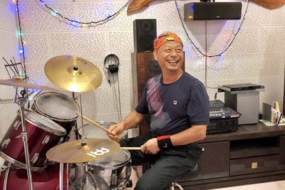 榮獲新北模範父親的朱明義，「黑手」起家創立汽修廠，退休後開啟斜槓人生，享受玩音樂樂趣。