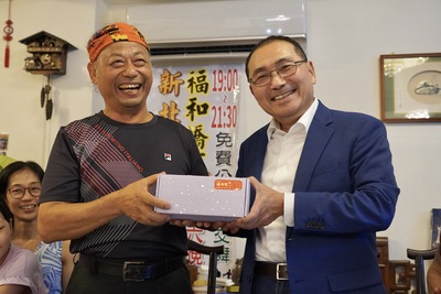 收到市長精心挑選的薩克斯風背帶賀禮，朱明義感到相當驚喜，笑得十分開心。