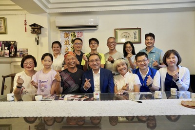 侯友宜與朱明義一家合影。(左1為社會局長李美珍、前排右起為新店區長陳怡君、議員黃心華)