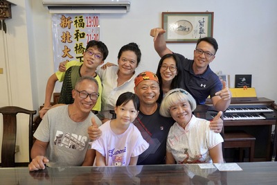 朱明義與妻子(前排右1)及二女兒、小女兒全家福。