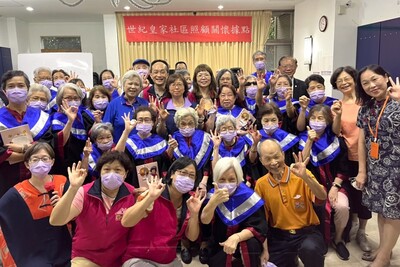 世紀皇家社區關懷據點辦理生命繪本成果展，讓長輩穿上學士服、一圓拍畢業照的夢想。