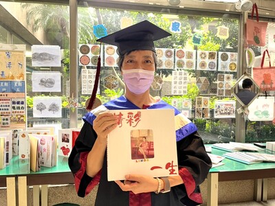 課程參與者謝珍鳳說，從塵封的照片喚醒被遺忘的回憶，覺得製作生命繪本好有意義。