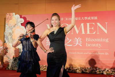 「women綻放之美」新北婦女大學成果展，各分校代表走秀進場，綻放自信之美。