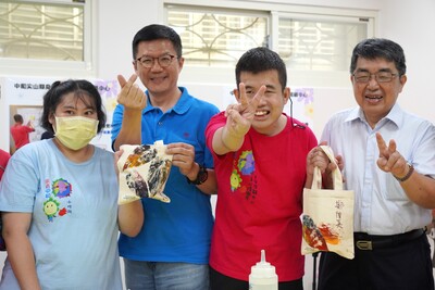 副秘書長張其強(左2)和廣青文教基金會董事長鄭信真(右1)與學員體驗玩手作，開心合影。