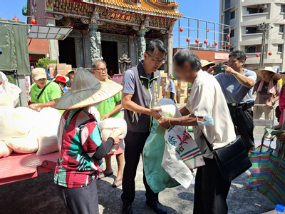 金山區長劉昌松和新生活促進會志工一起致贈生活物資給家戶