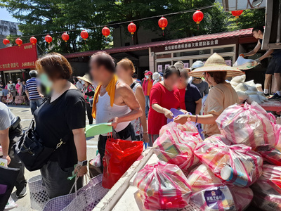 新生活促進會提前轉贈食品物資供弱勢家庭中元拜拜使用