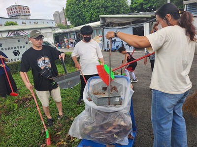 家庭志工們共同協助整理園區環境。