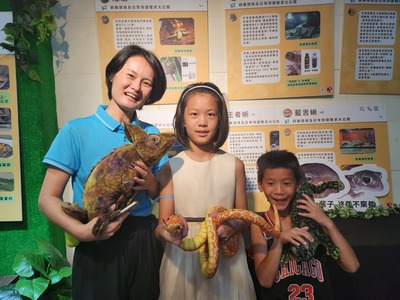 新住民林娜與孩子們一同參觀兩棲爬蟲特展。