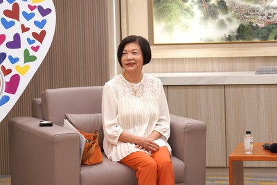金元福包裝企業公司吳美雲表示，因家人接受過救護協助和看見身障朋友的需求，選擇捐贈救護車及復康巴士，希望能力所及時，為行動不便者及身心障礙朋友提供最實際的幫助