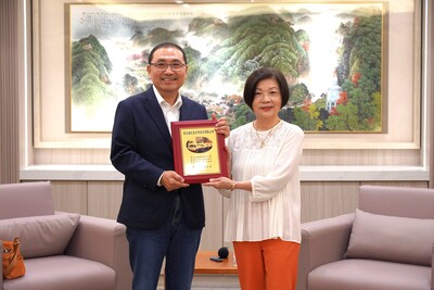 新北市長侯友宜回贈感謝牌予總裁吳美雲(右)，感謝其善心公益，一同守護新北市民