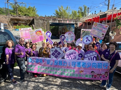 吉安社區發展協會理事長周金樹親自扮演成「真人防暴土地公」，率領防暴志工團祈求居民吉祥平安「暴力毋通來」