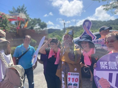 看見「真人防暴土地公」在繞境隊伍中，不少路過民眾紛紛與其拍照，十足吸睛