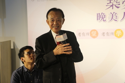  丁桐源雖年近90 但仍保持每天健走運動的習慣 他呼籲要全民運動以防老