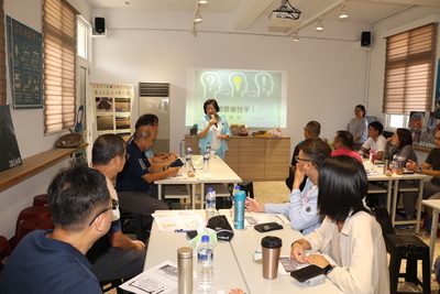  新北市性平委員黃瑞汝（中）為新北市29區性別聯絡人講座創意做性平