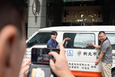 何進生(右)因深受友人吳家豪(左)的鼓勵和善念影響，決定從捐贈復康巴士開啟他的行善人生，兩位好友開心合影