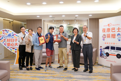 新北市民何進生(右3)捐贈一輛復康巴士給新北市，由市府秘書長邱敬斌(左3)代表受贈表達感謝