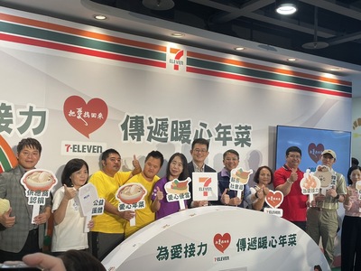  統一超商協理羅文璣（中）代表捐贈愛心年菜及便當 由社會局主任秘書黃逢明（中右）代表受贈