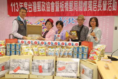  兩位獨居長輩當場代表物資受贈