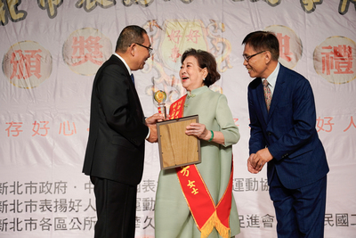 金馬影后陳淑芳(中)獲得113年新北市表揚好人好事代表，從新北市長侯友宜手中接過獎座