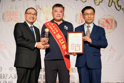 有「部落守護神」稱號的張仁傑(中)為保存泰雅族狩獵文化不遺餘力，獲選為新北市好人好事代表。(右1為新北市表揚好人好事運動協會理事長蔡明輝)