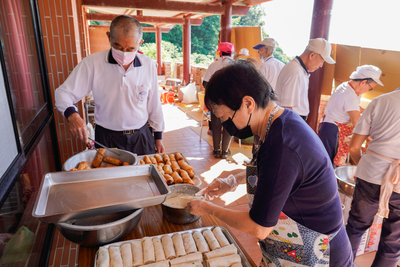 為讓長輩們吃到新鮮食材，大香山慈音巖志工們現炸春捲、煎餅