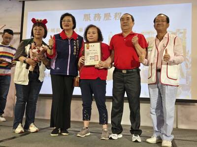  社會局長李美珍頒發感謝狀給榮退的寄養家庭
