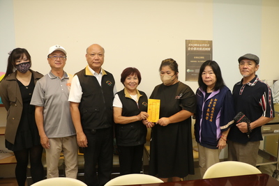 右起中華單協理事長潘承揚、社會局副局長吳淑芳、吳媽媽、一竹慈善會理事長許品、圓融行善團團長許誥、急難救助會理事長洪守坿和秘書鄭子妤等人一起到醫院探視吳媽媽 並贈急難救助金