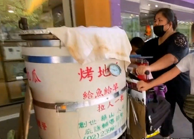  兩名孩子放假時也會幫媽媽推烤地瓜車（吳媽媽提供）