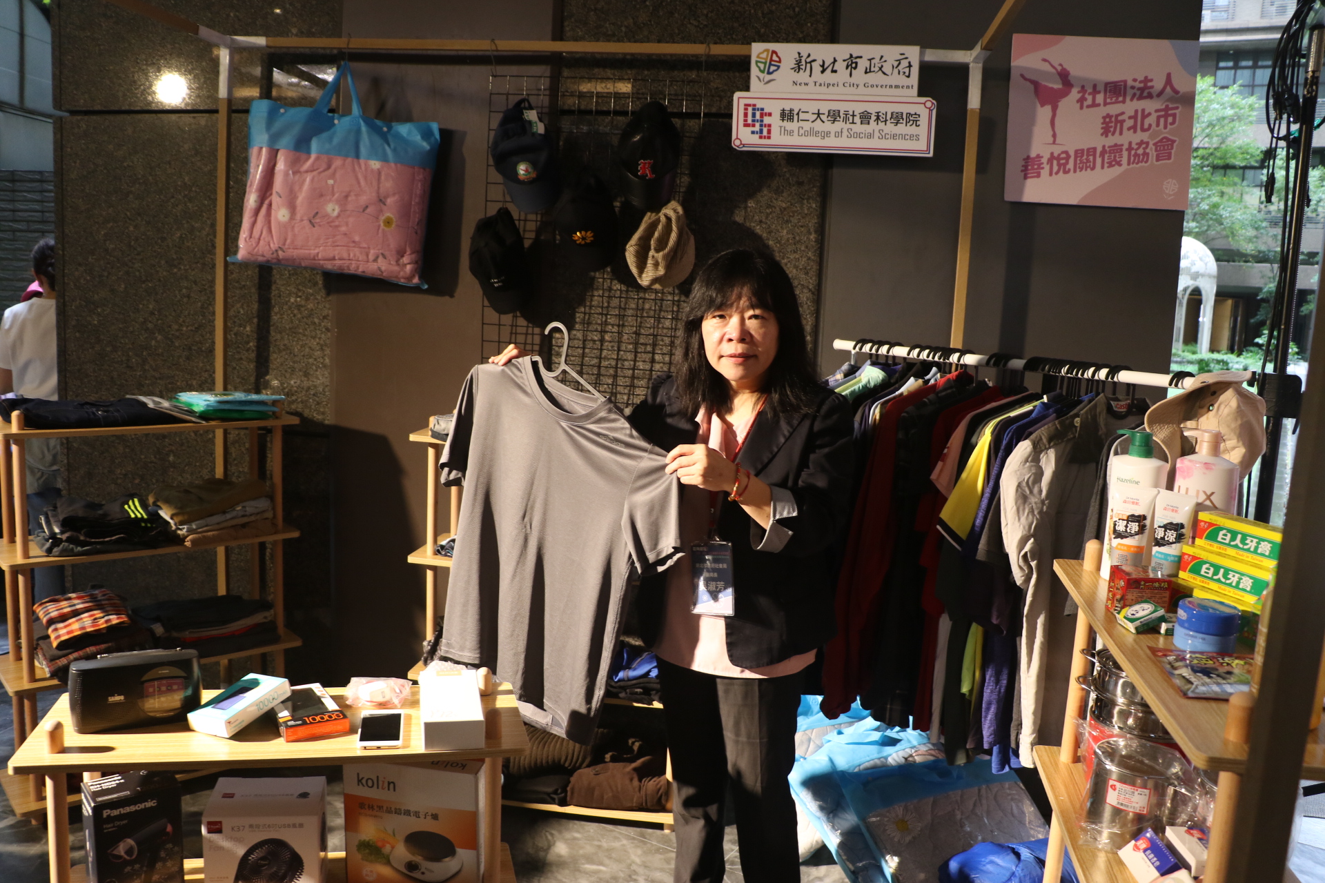 社會局副局長吳淑芳說林口觀照園中途之家設立Show Room 媒合社會各界物資 以街友的表現累積點數挑選鼓勵