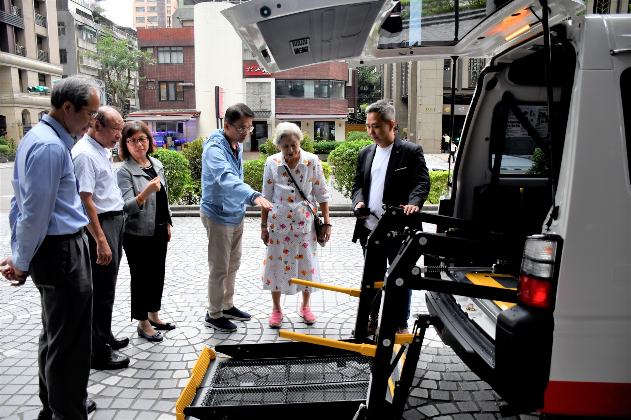  邱敬斌為陳母介紹復康巴士昇降機的運用