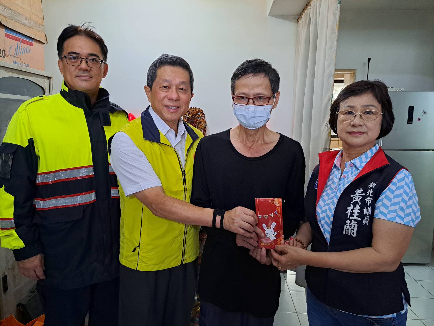 新北市警察局督察室督察陳錦明（左2）、市議員黃桂蘭和成州派出所副所長潘麓文（左1）等 將警專友人募集的3萬元交由駱父