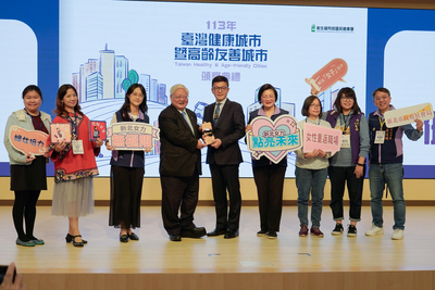 「113年臺灣健康城市暨高齡友善城市獎」，新北市共8項提案獲獎，其中4項大獎由社會局囊括，新北市政府由副秘書長張其強(中)率領得獎團隊出席頒獎典禮受獎。