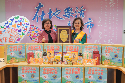 社會局副局長許秀能(左)致贈感謝牌給予台北市京華獅子會現任會長賴營銥(右)