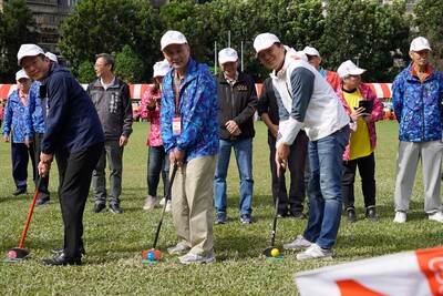 長青運動會出席貴賓一同揮桿進行開球儀式，新北市副市長朱惕之(右1)以「一桿進洞」之姿，讓旁人拍手直呼太厲害，為活動開幕增添歡笑聲