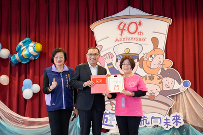 侯友宜頒發表揚八里愛心教養院資深人員，右1為服務年資滿25年的陳毓珍