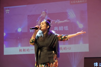 歌手羅美玲獻美聲，帶來「月亮代表我的心」等多首經典歌