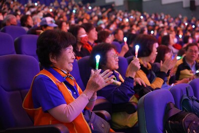 聽到多首經典傳唱歌曲，志工長輩邊聽邊唱，相當開心