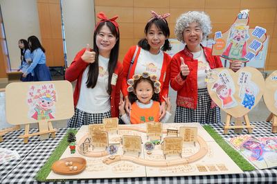 金門縣金湖國小附設幼兒園老師第4次參賽，延續文化傳承特色，以「關聖帝君繞境」為主題製作玩具，結合軌道玩具設計及大富翁遊戲規則，創作出不分老少，且單人、多人都可共玩的多樣玩法